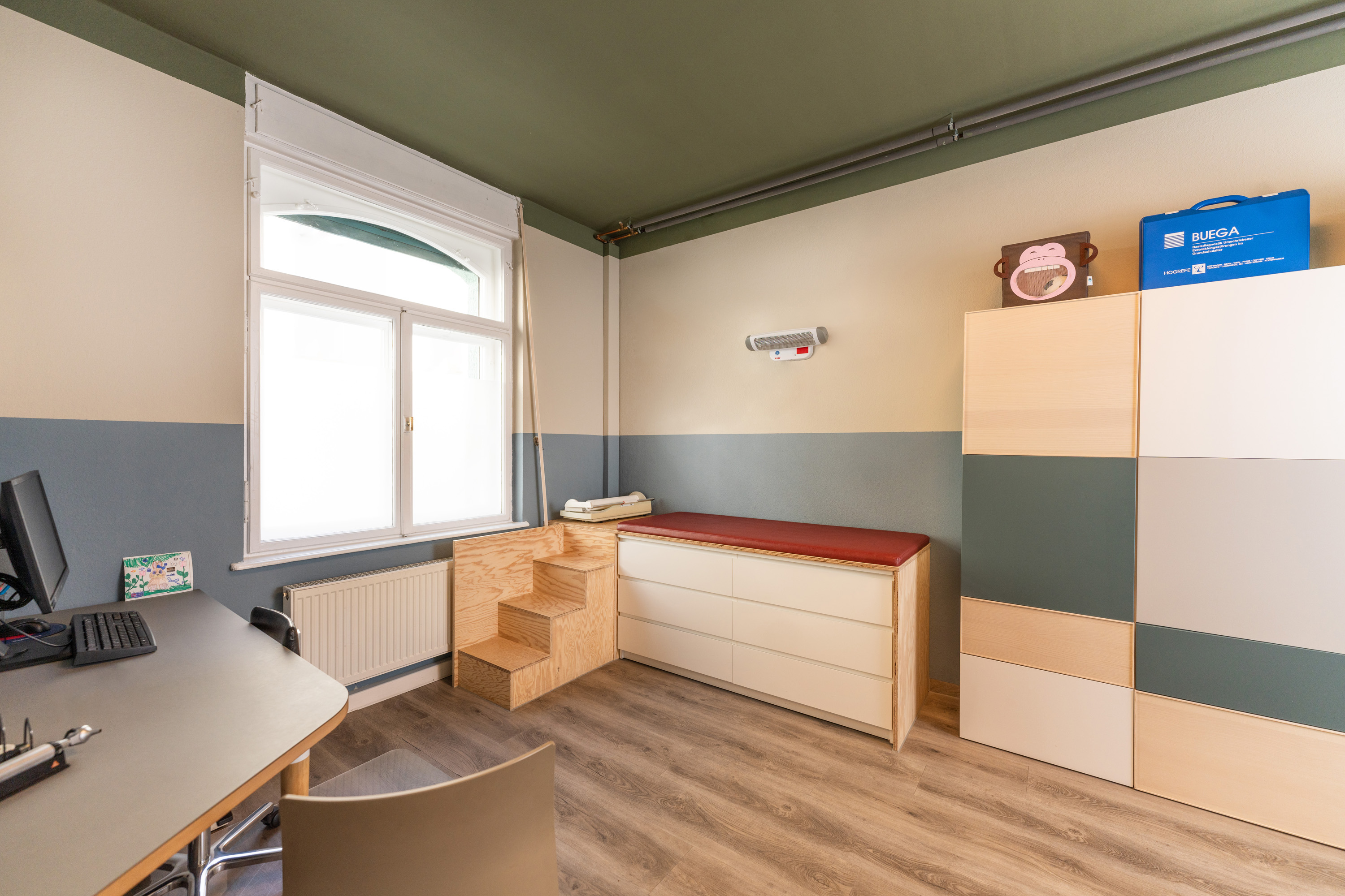 Behandlungszimmer mit Untersuchungsliege