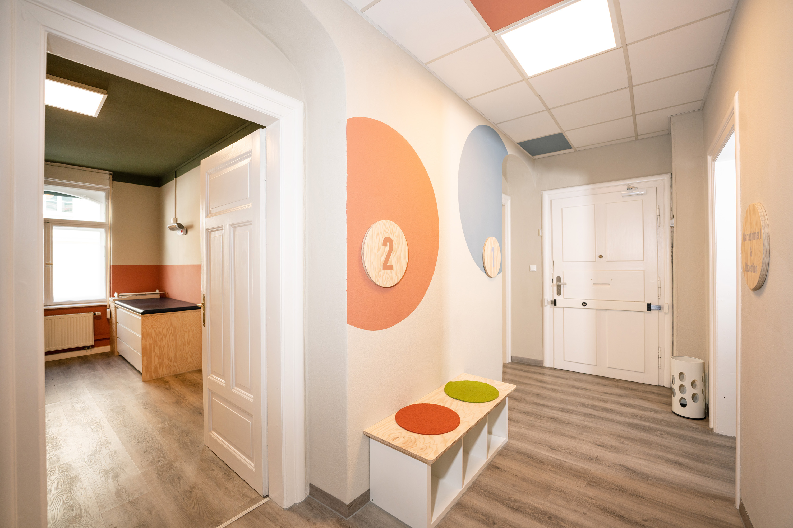 Flur mit beschilderten Warte­zimmern